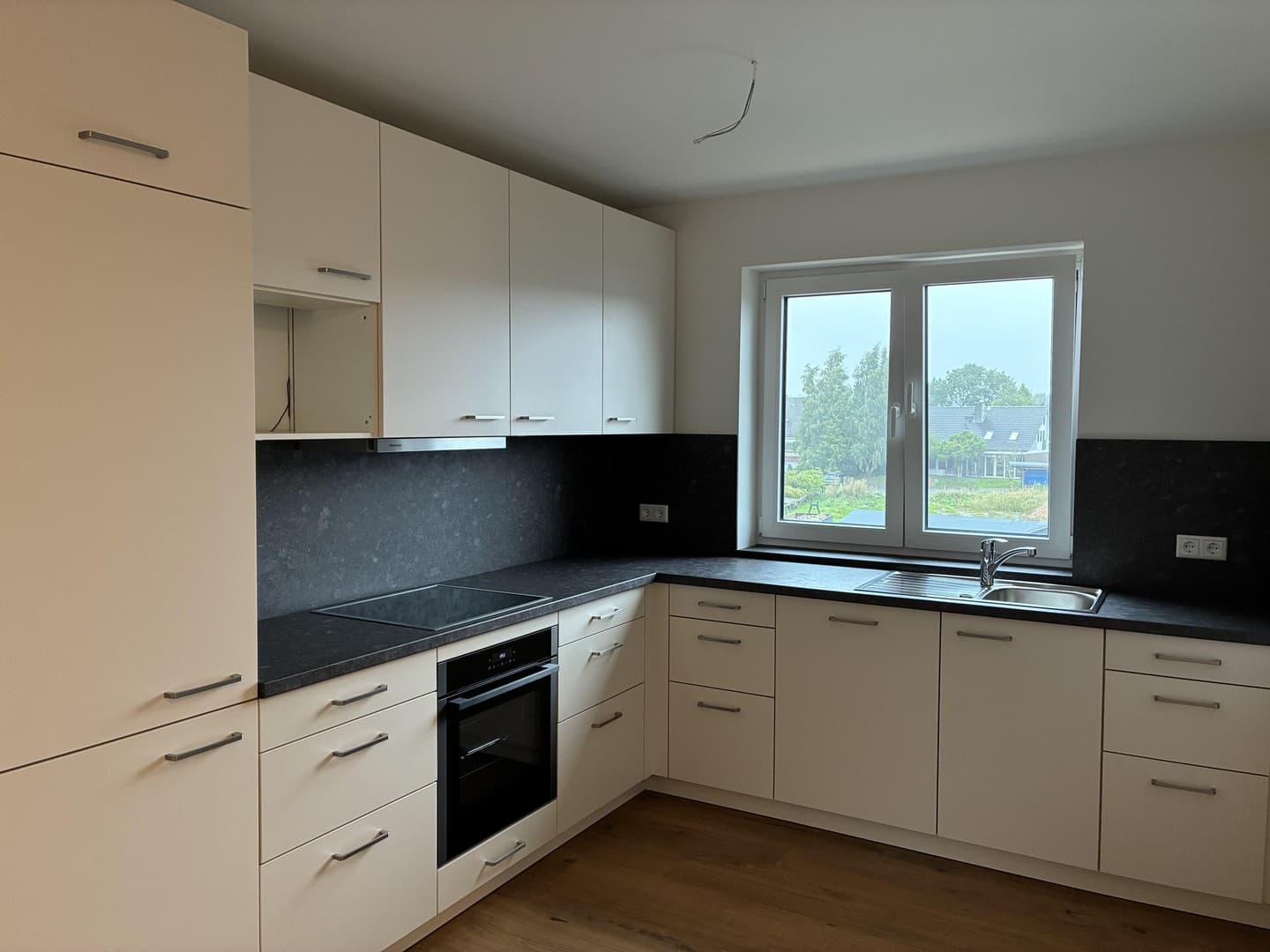 Erstbezug in Heide: Moderne Dachgeschosswohnung mit Einbauküche, Balkon und Effizienzklasse A+