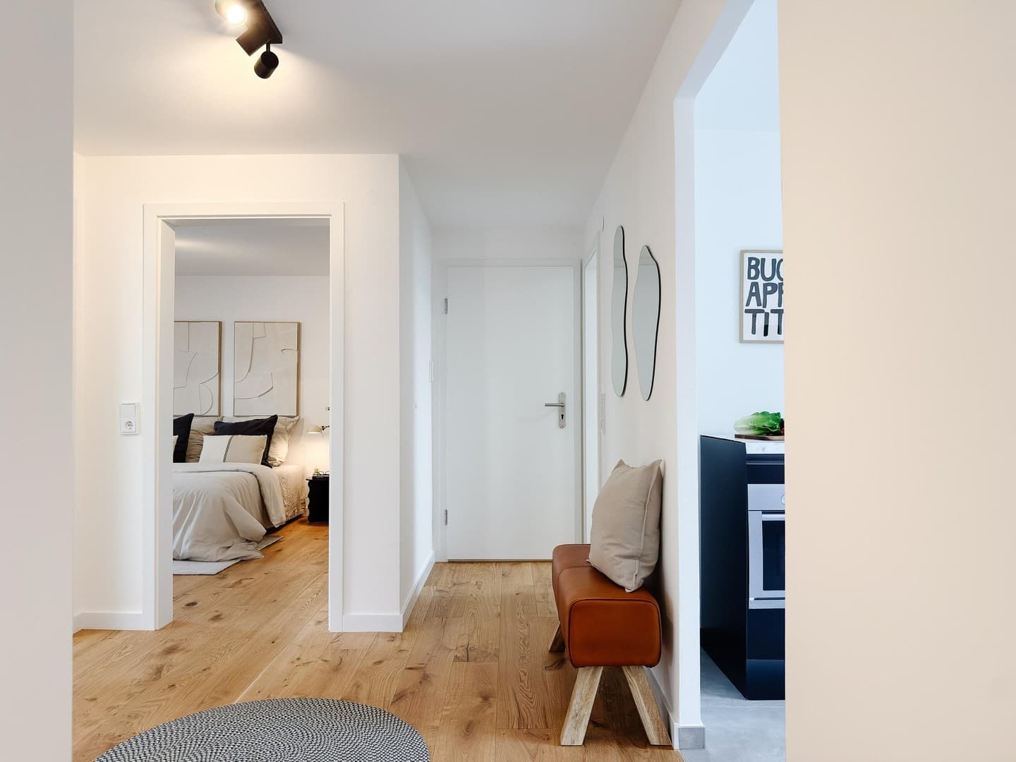 Frankfurt vor der Haustür: Helle 3-Zimmer-Wohnung mit Parkett und Dachterrasse