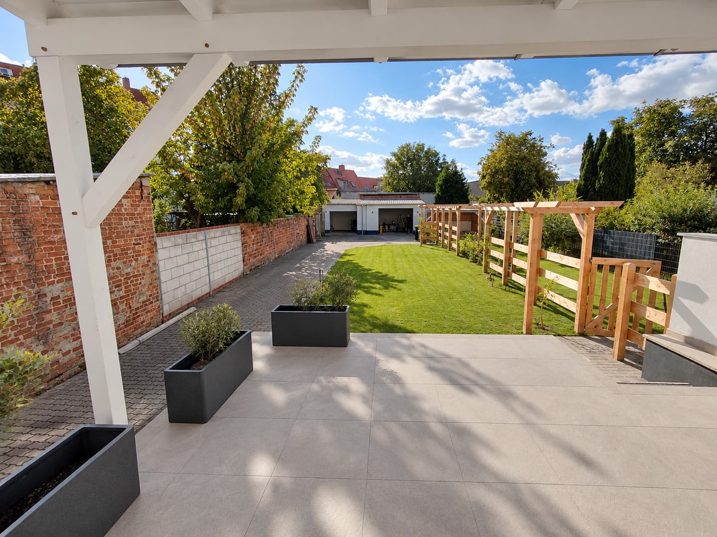 Einziehen & wohlfühlen: hochwertig modernisiertes Stadthaus mit Garten, Terrasse & 2 Garagen