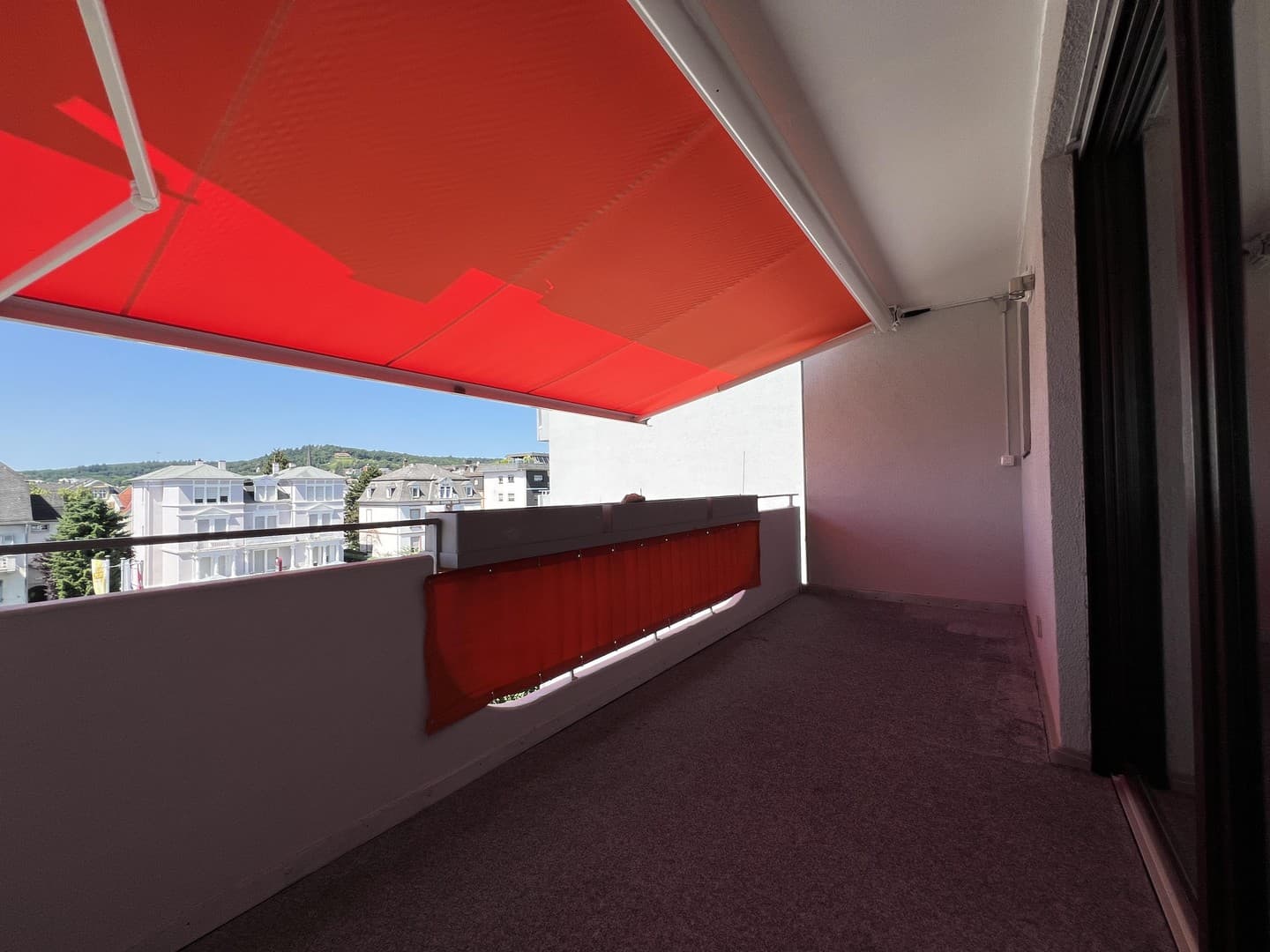 Offene 2-Zimmer-Wohnung mit Balkon und Blick auf den Johannisberg