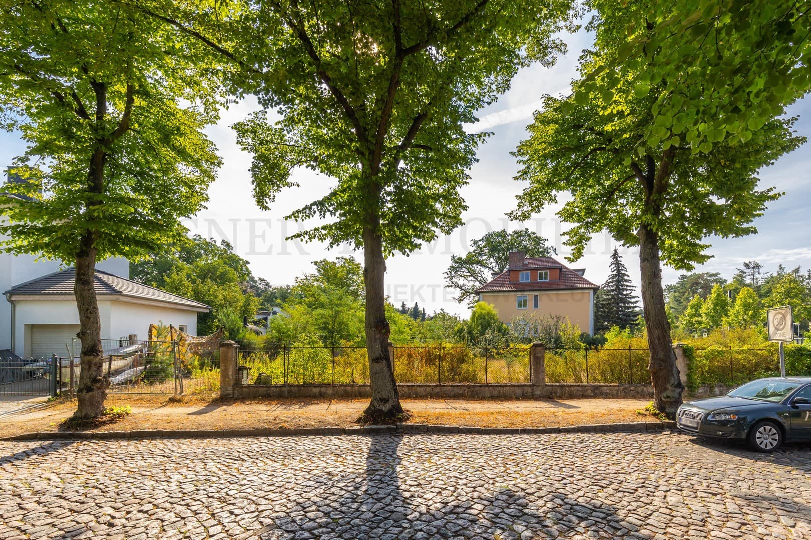 Provisionsfrei! Grundstück für ein kleines MFH, Gewerbe, Villa. Nur 200 Meter zum Wasser.