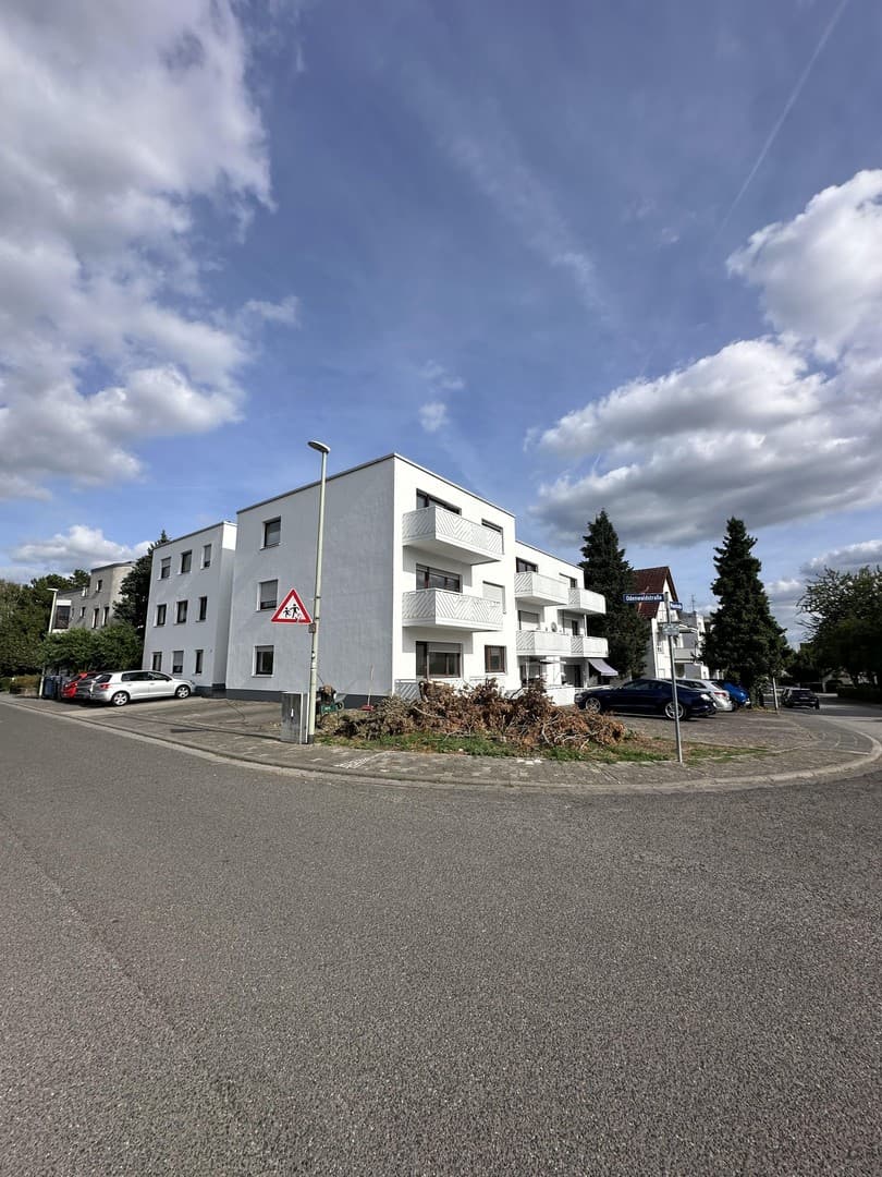 Lichtdurchflutete, sanierte, bezugsfreie 1 Zimmer Wohnung in Top Lage mit Balkon und Stellplatz