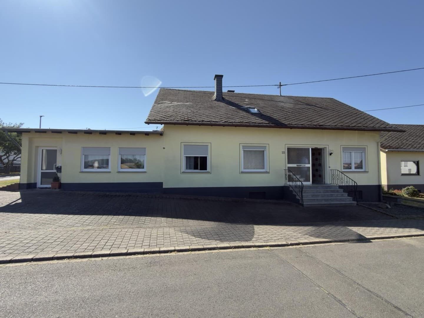 Einfamilienhaus mit Einliegerwohnung im Dachgeschoss + Anbau