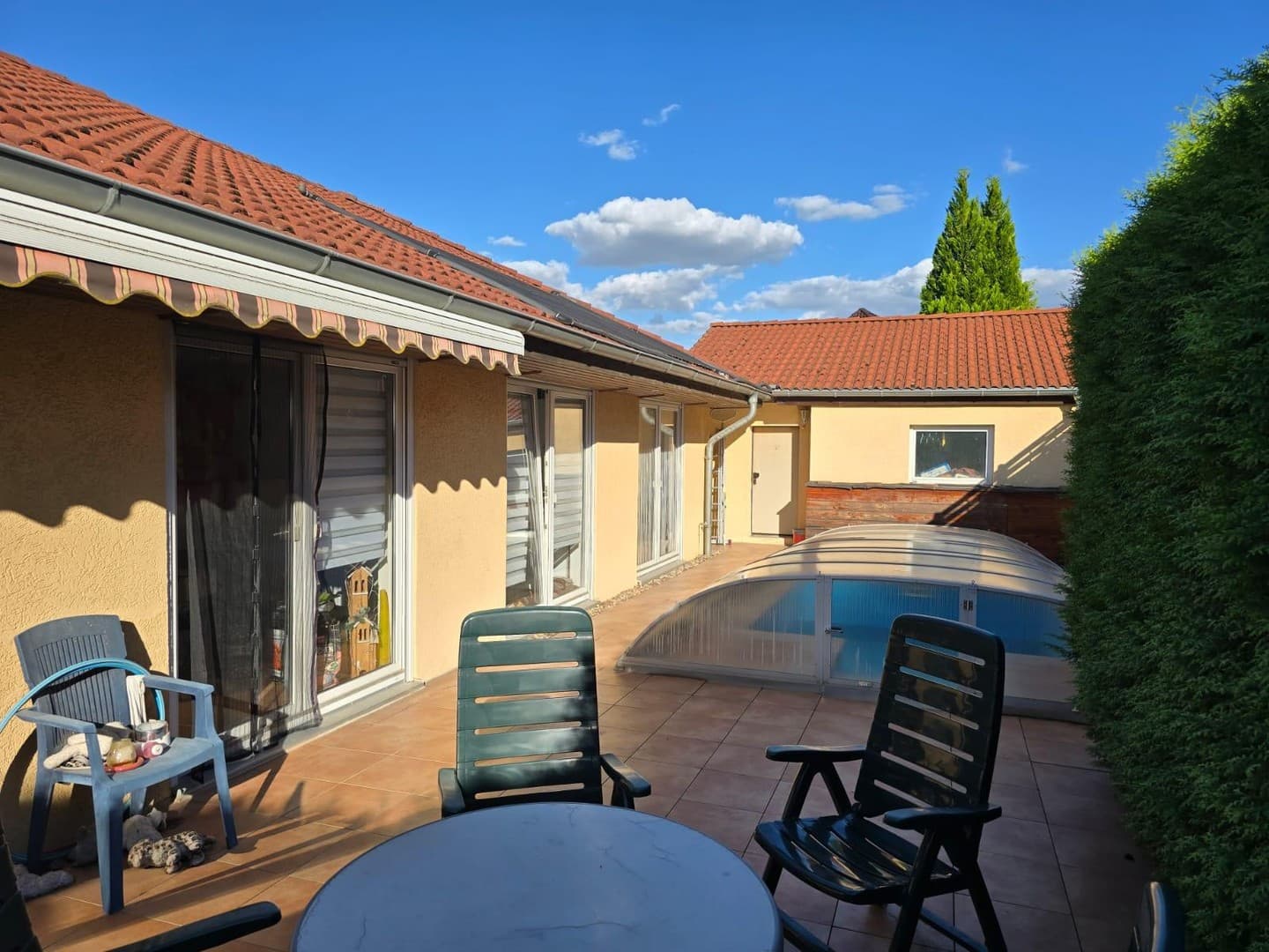 Bungalow mit Pool und viel Komfort