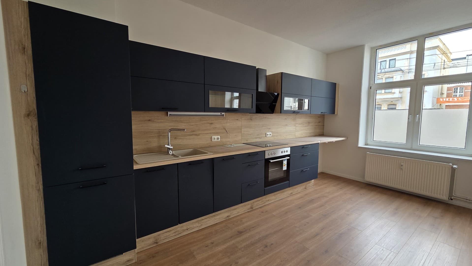 Großzügige 2-Zi Wohnung, EBK, Großes Dusch- Wannenbad, sehr hell