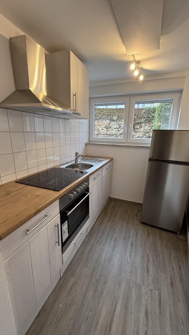Sanierte Wohnung mit 32 qm Terrasse im Souterrain- Eigennutz oder Kapitalanlage