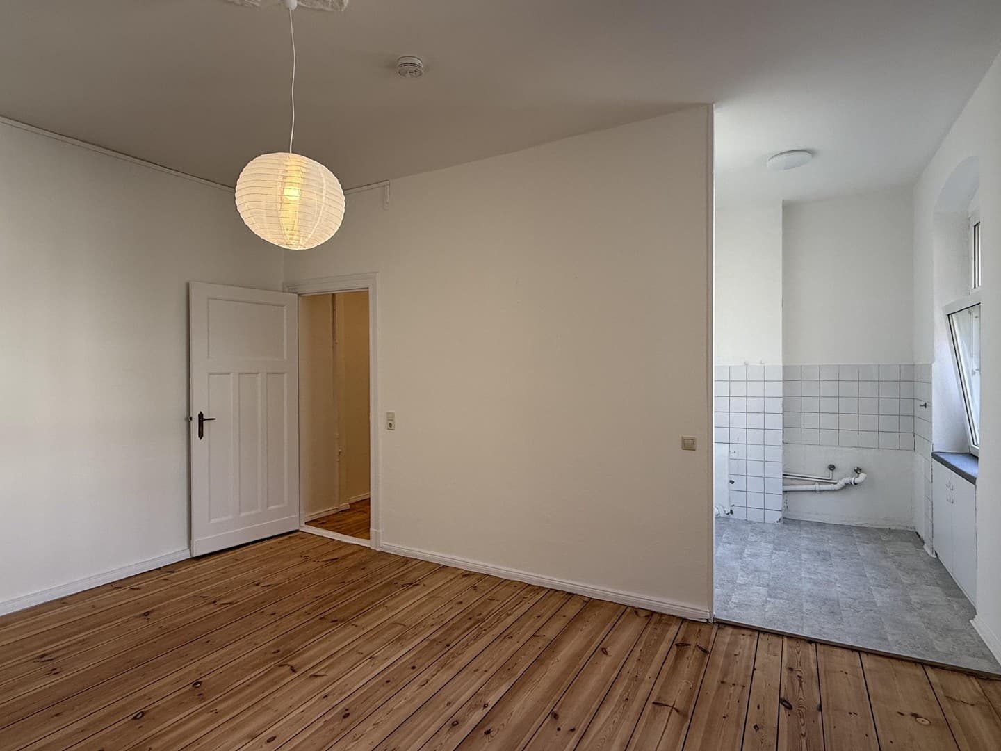Helle bezugsfreie 1-Zimmer Altbauwohnung in der Nähe vom Schlosse Charlottenburg (provisionsfrei)