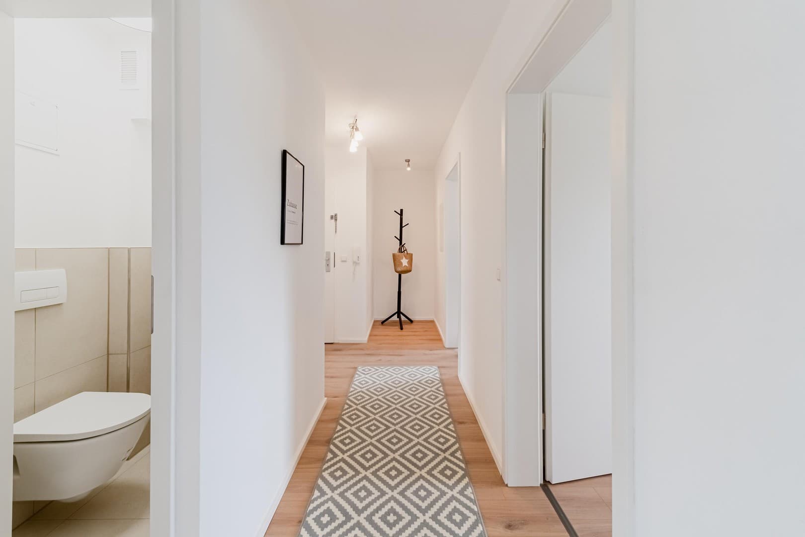 Umfangreich modernisierte 4-Zimmer-Wohnung mit Südloggia & Einzelgarage.