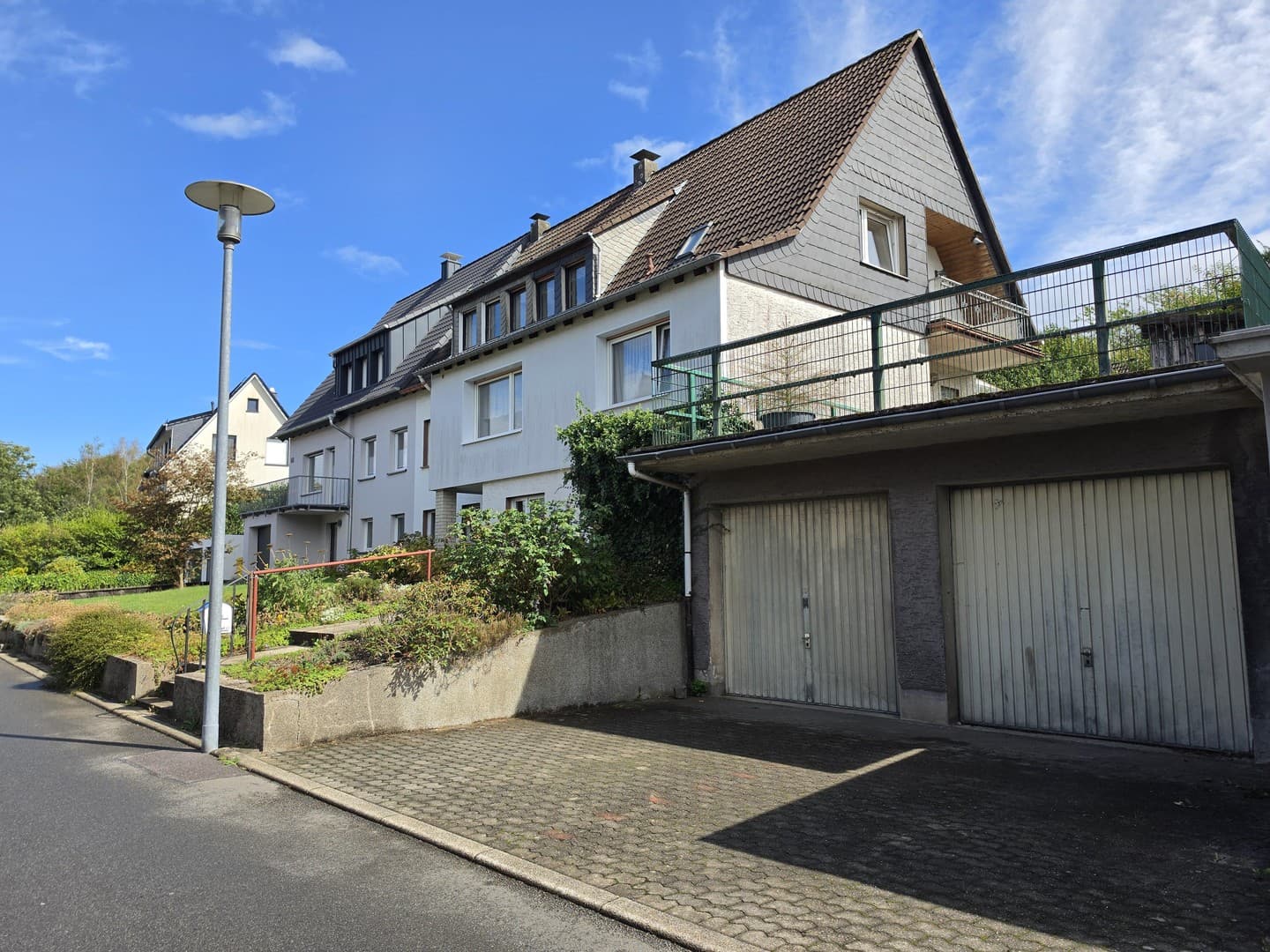 Vielseitig nutzbares Zweifamilienhaus mit Doppelgarage und großem Grundstück