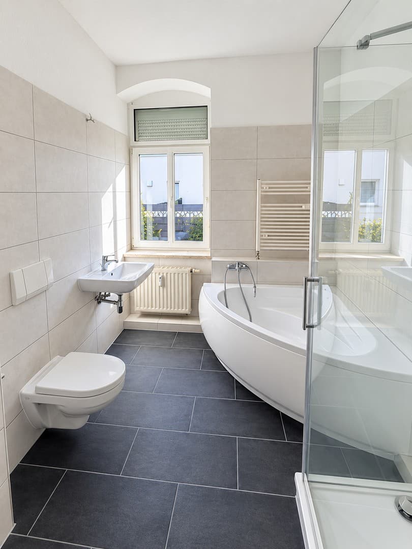 Helle 2-Zimmer-Altbauwohnung mit modernem Bad – Wanne & Dusche