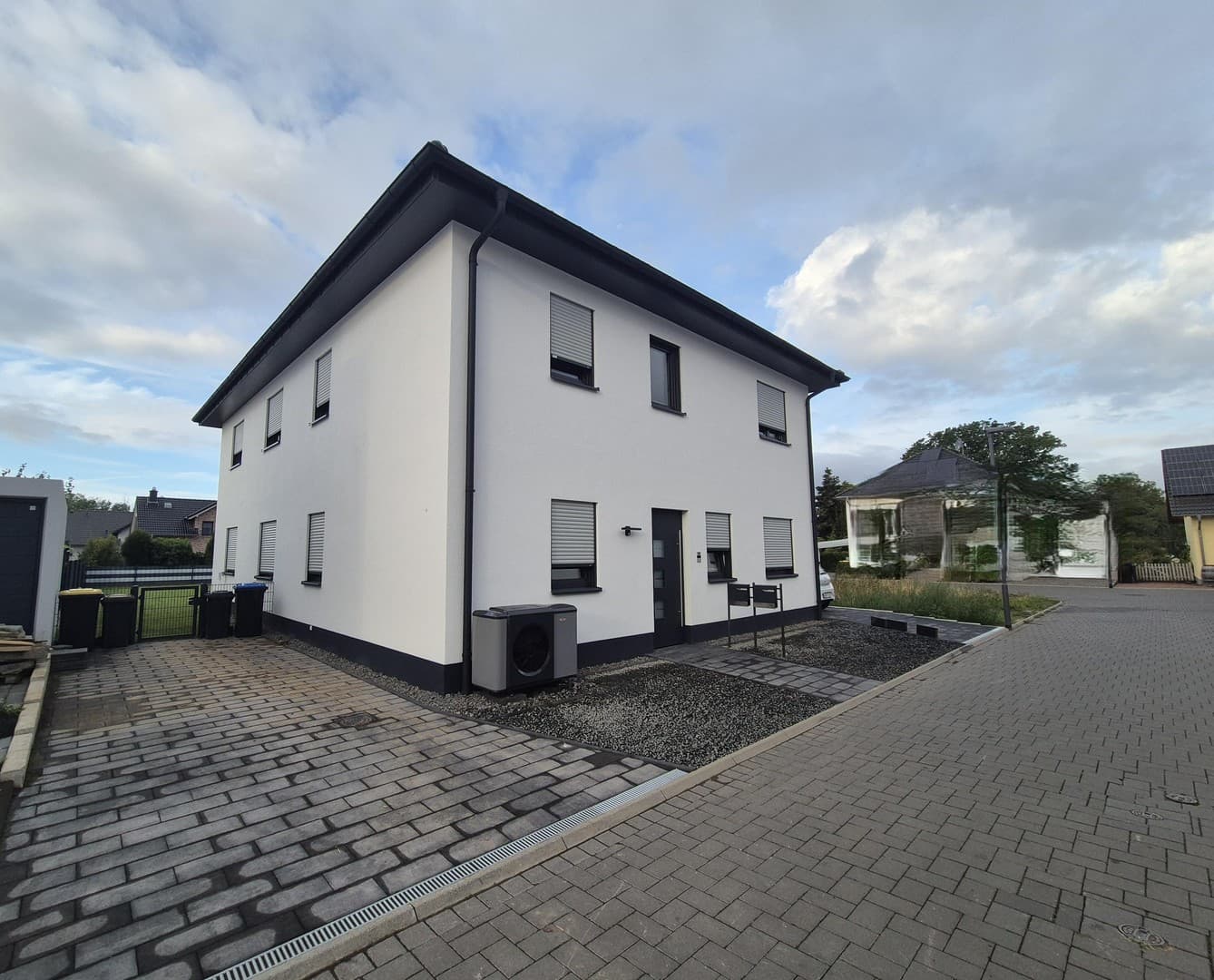 Neubau! Luxuriöses 8-Zimmer Zweifamilienhaus zu Verkaufen!