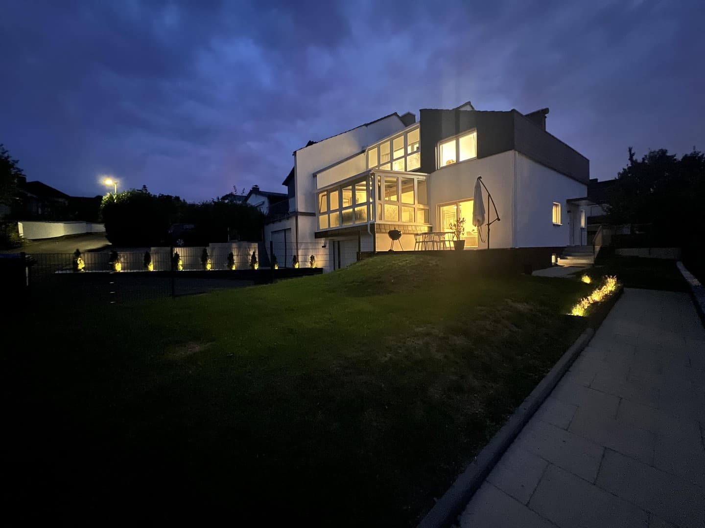 Außergewöhnliches Architektenhaus – hochwertig modernisiert mit Wintergarten & Tiefgarage