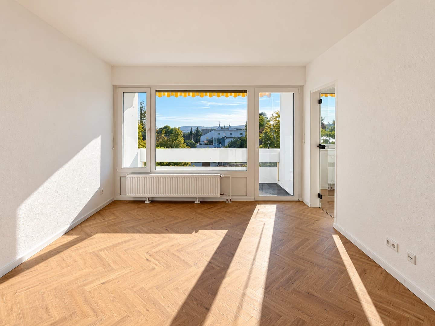 Helle, modernisierte 2-Zimmer-Wohnung mit Sonnenbalkon und Tiefgaragenstellplatz in Bad Soden