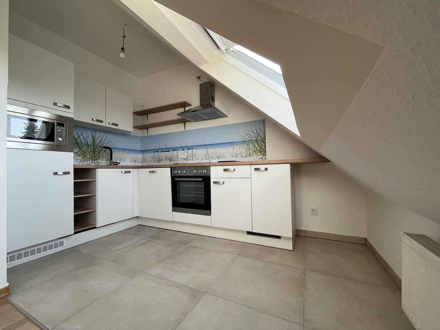 Gemütliche, helle DG-Wohnung, mit Küche, Wanne, Fensterbad, Top-Lage, frei ab sofort