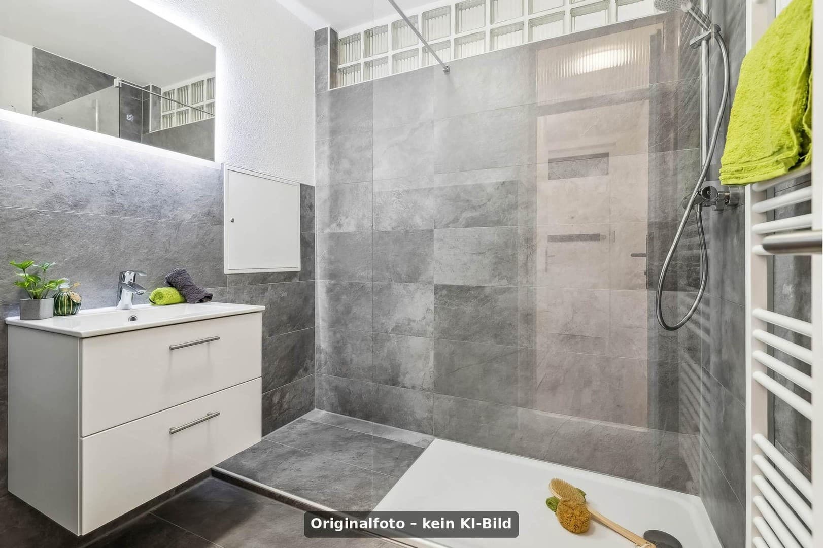 Helle 2,5-Zimmer bezugsfertig nach Renovierung - provisionsfrei (Originalfotos)