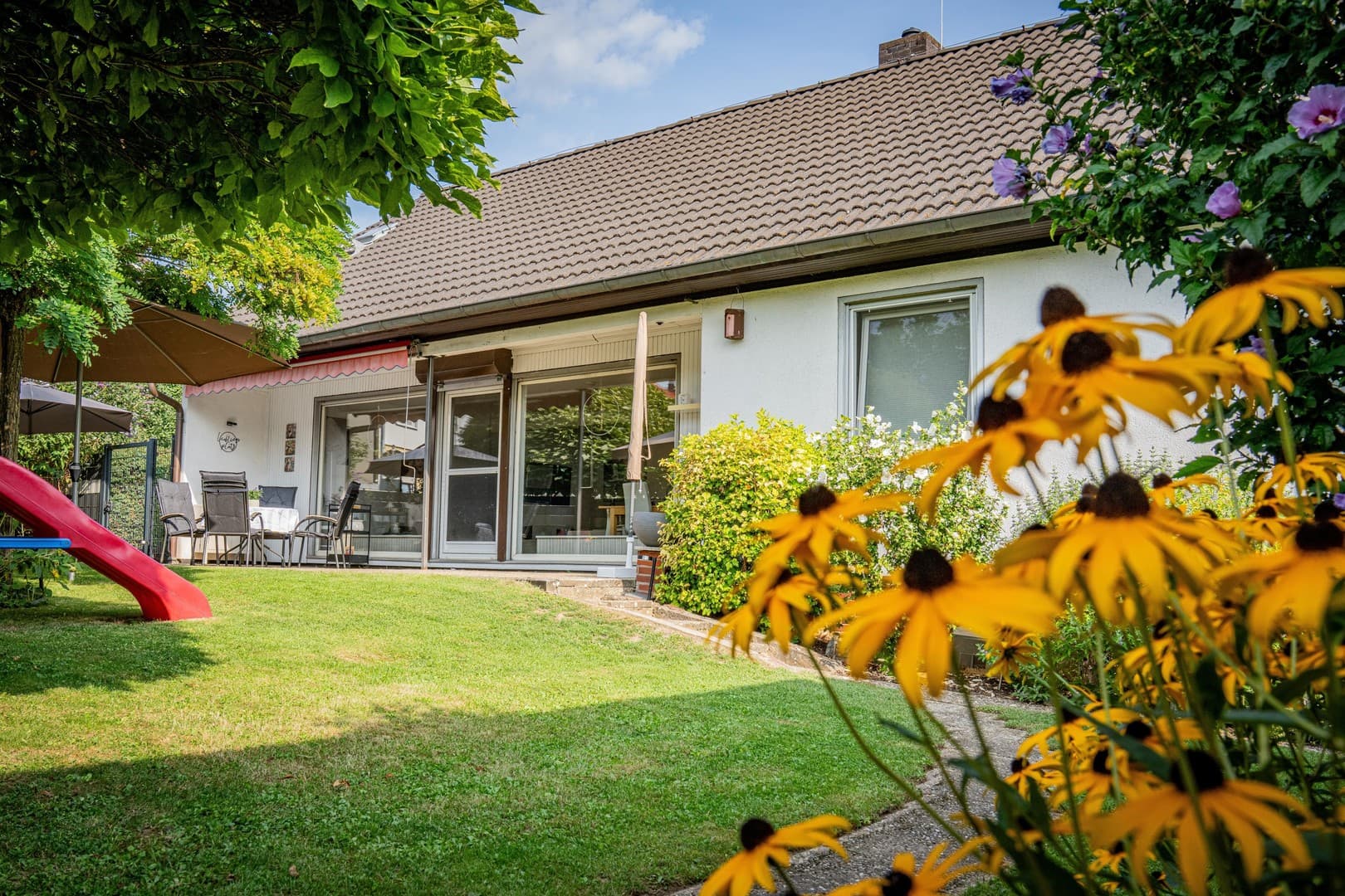 Freistehendes Familienhaus mit Traumgarten, Terrasse, Garage und viel Platz in Reinheim