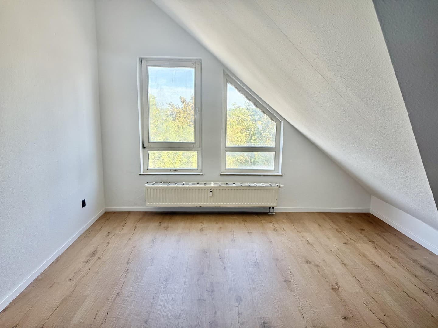 2-Zimmer-Maisonette mit Blick ins Grüne und zum See, frisch renoviert, 42 qm, TG-Stellplatz