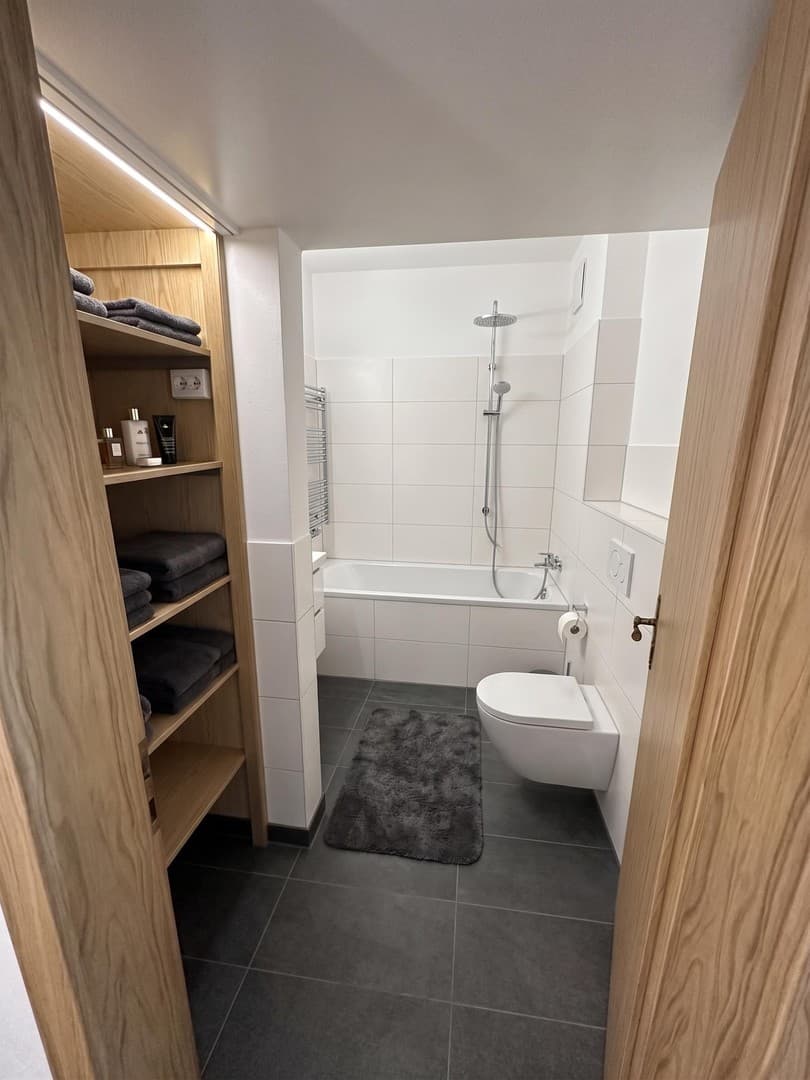 Kernsanierte 4 Zimmer Wohnung mit Balkon & Aufzug