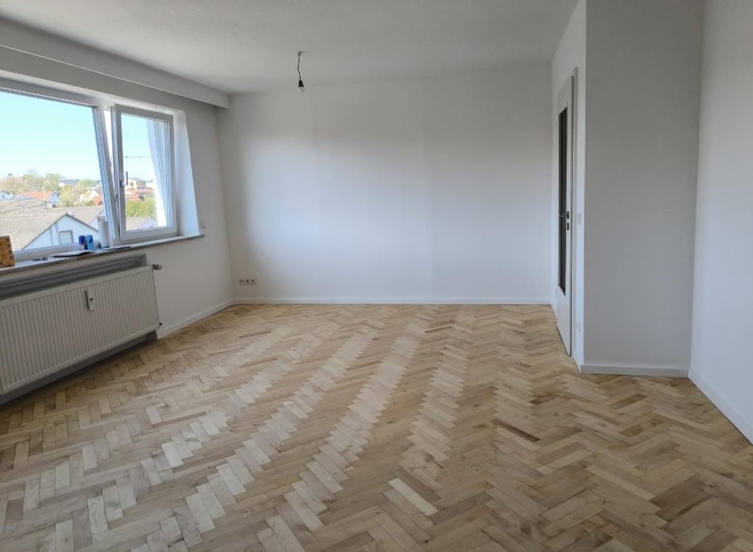 Bezugsfreie kernsanierte 3ZKB DG m Garten, Garage, 2 Stellp & PV-Anlage