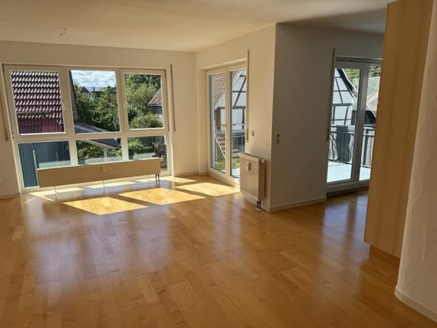 Stilvolle sonnendurchflutete 3,5 Zimmer-Wohnung mit zwei Balkonen in SW-Lage plus Parkplatz