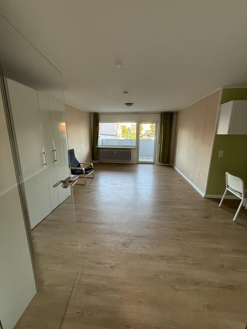 Freistehende, helle & großz. 1 Zi.-Whg. (42m²) m. Balkon, PKW-Stellplatz, EBK - provisionsfrei