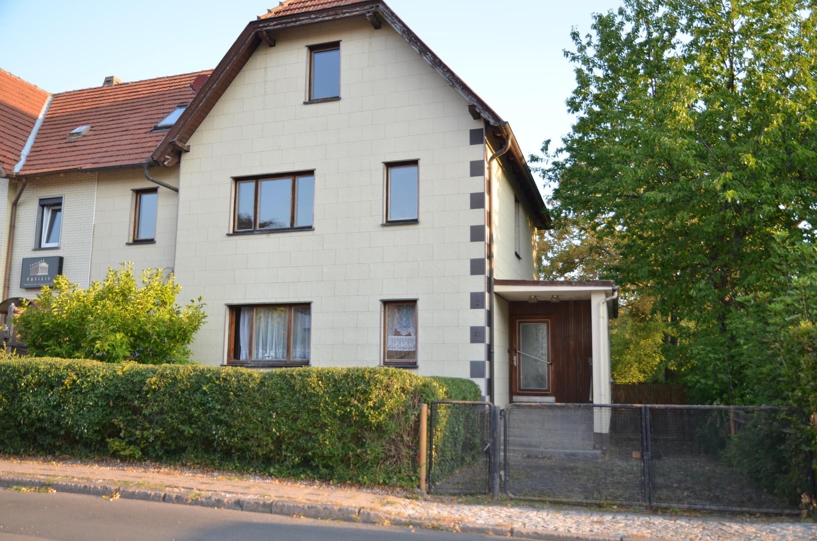 Fachwerk-Doppelhaushälfte mit Werkstatt, 2 Garagen, eigener Einfahrt und Ausbaupotenzial
