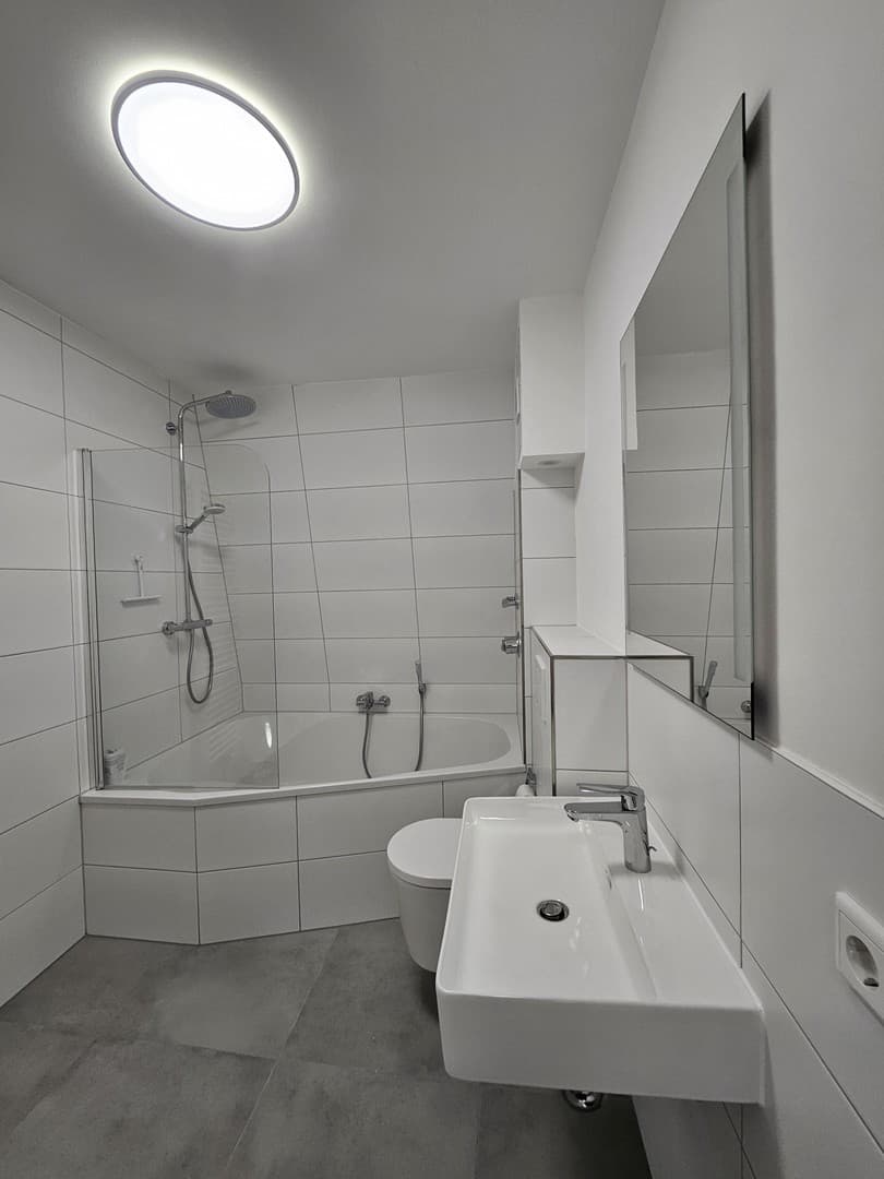 Erstbezug nach Renovierung - 2-Zimmer Wohnung mit Dach-Loggia