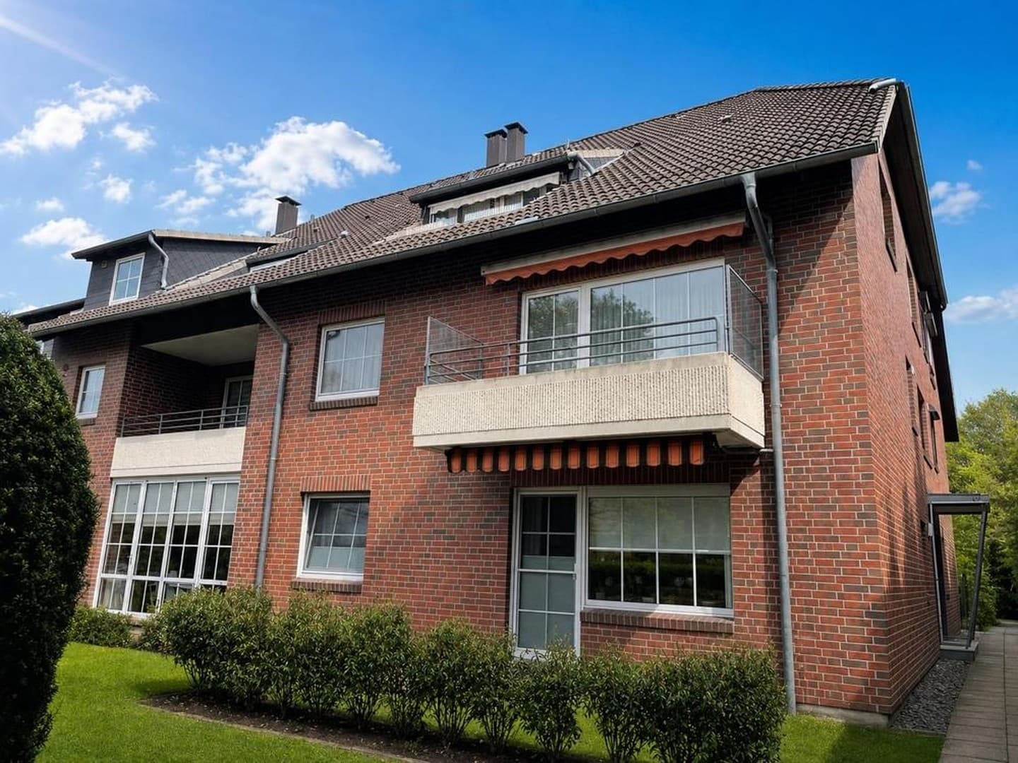 Helle 2-Zimmer-Dachgeschosswohnung mit Balkon und Einzelgarage in ruhiger Lage von Hamburg-Bramfeld