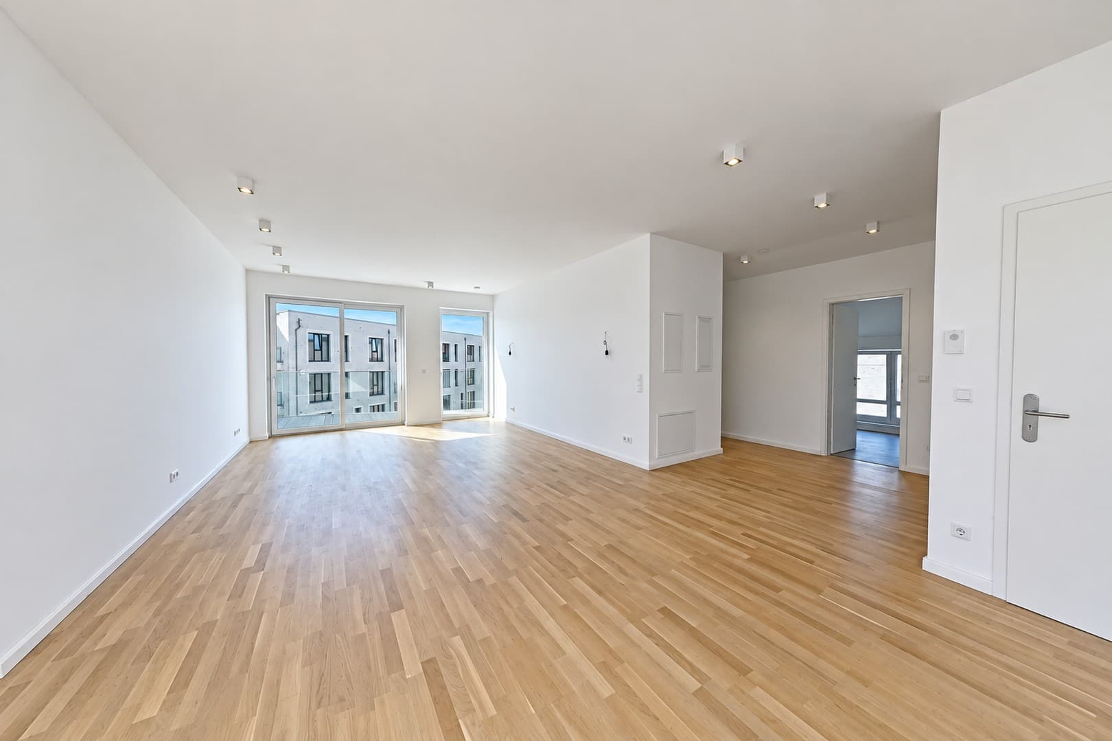 Sehr helles, modern geschnittenes Appartement mit Balkon (ein Hauch von Skywalk) incl. Garage