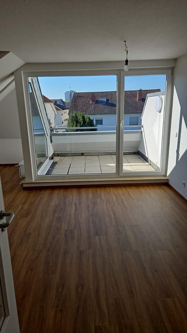 Helle 2-Zimmer-Dachgeschosswohnung mit Loggia & Tiefgarage