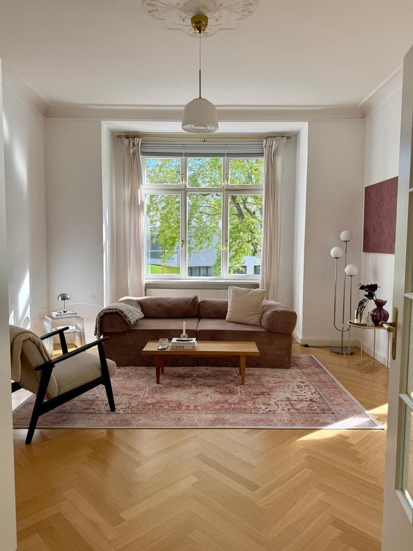 Lichtdurchflutete 4-Zimmer-Altbauwohnung mit Balkon & Garten
