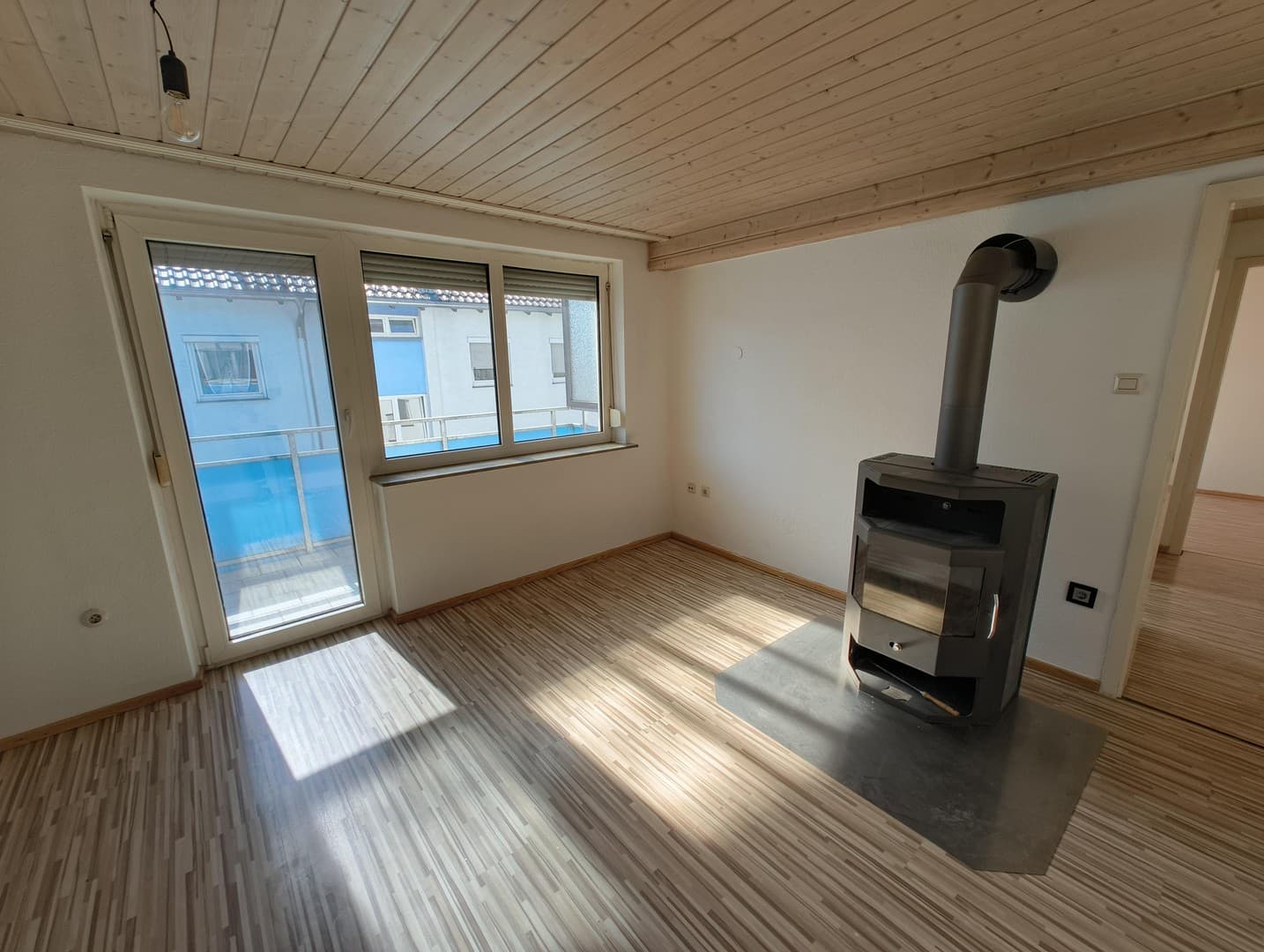 Sofort bezugsfreie 3-Zimmer-Wohnung mit Balkon, Holzofen und Stellplatz in Leonberg-Eltingen