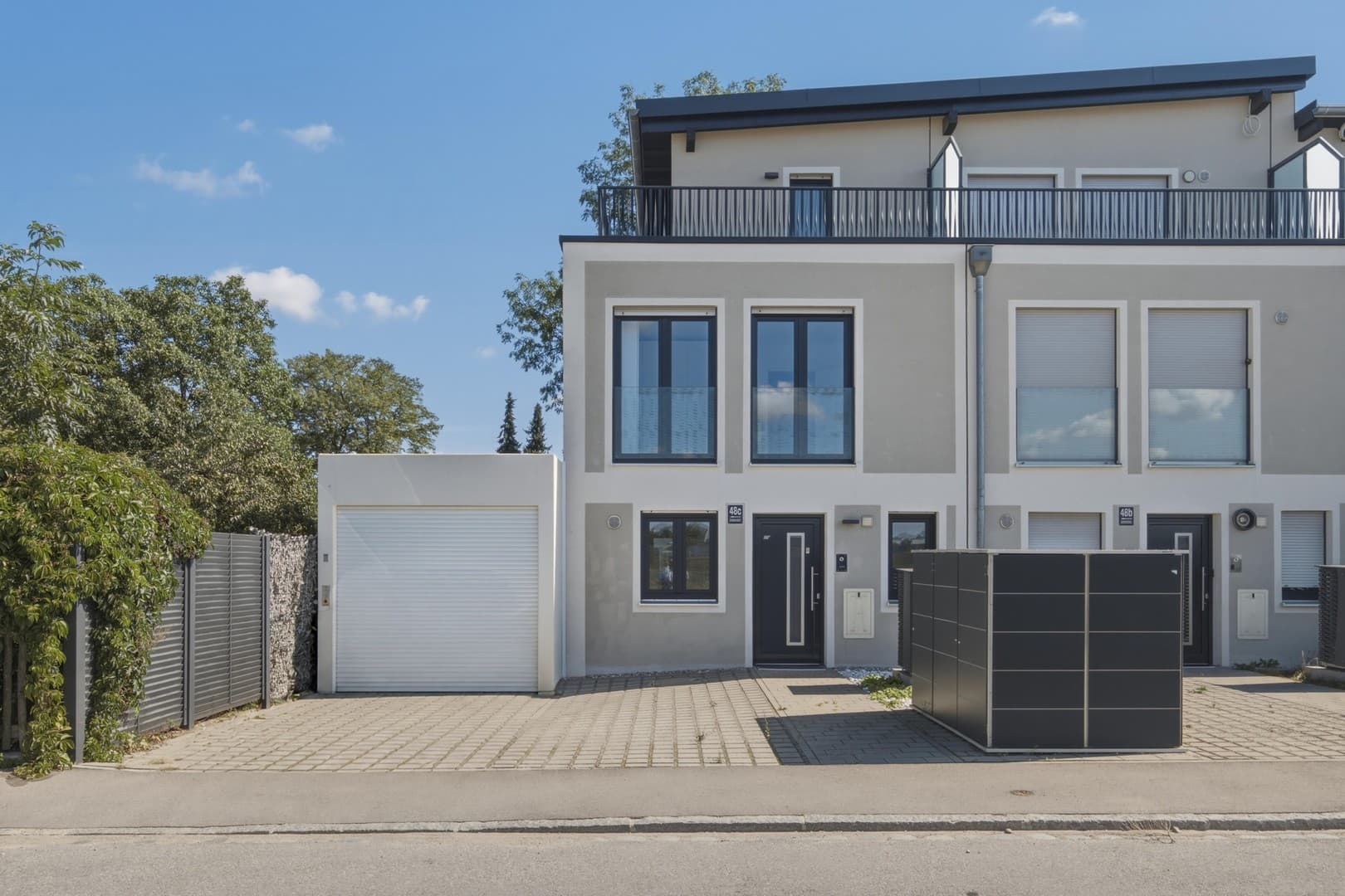 Sofort frei! Modernes KfW55 Haus von 2020 mit Dachterrasse & Küche in München-Untermenzing!