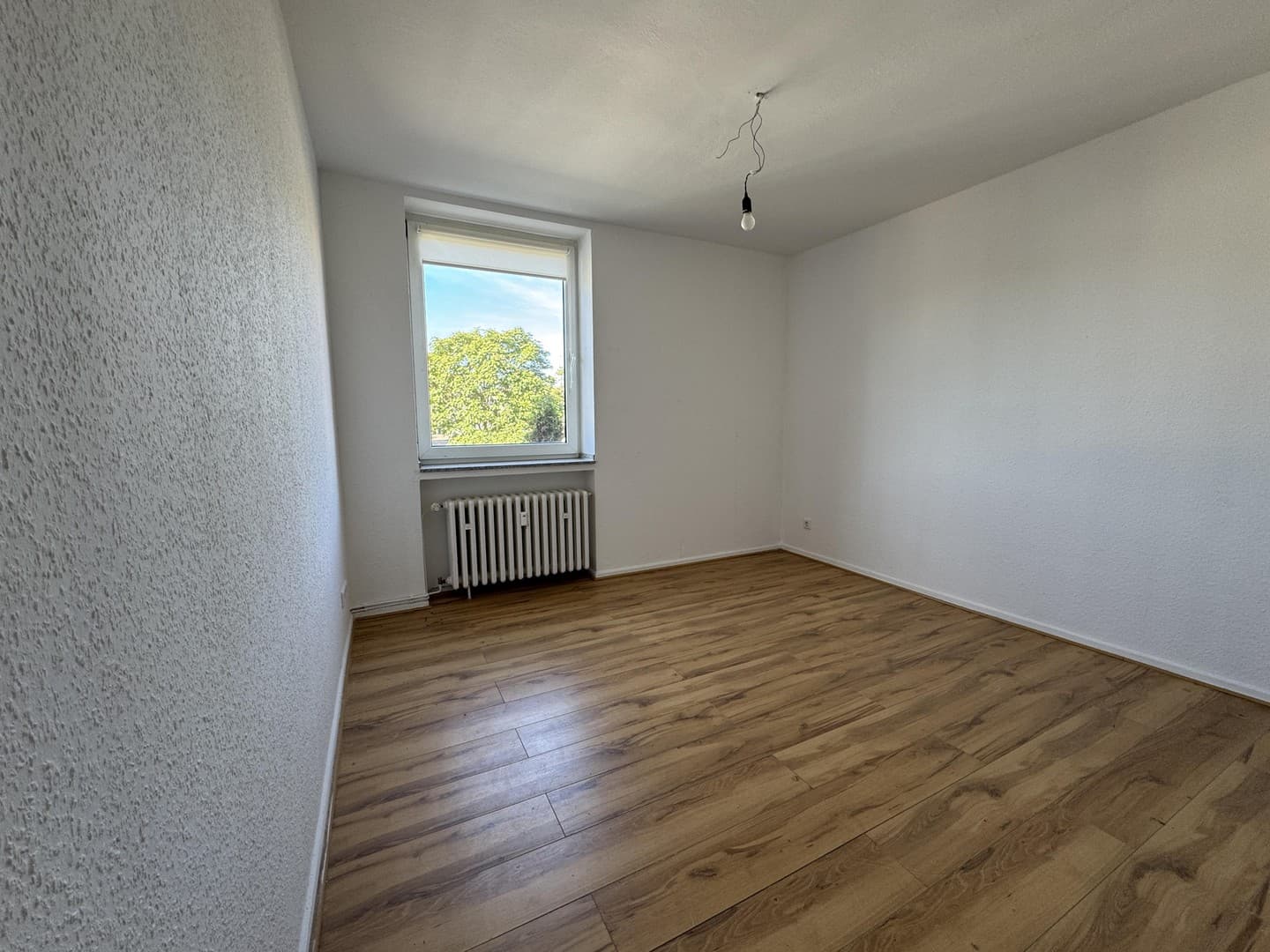 2 Zimmer mit Loggia, frei ab sofort