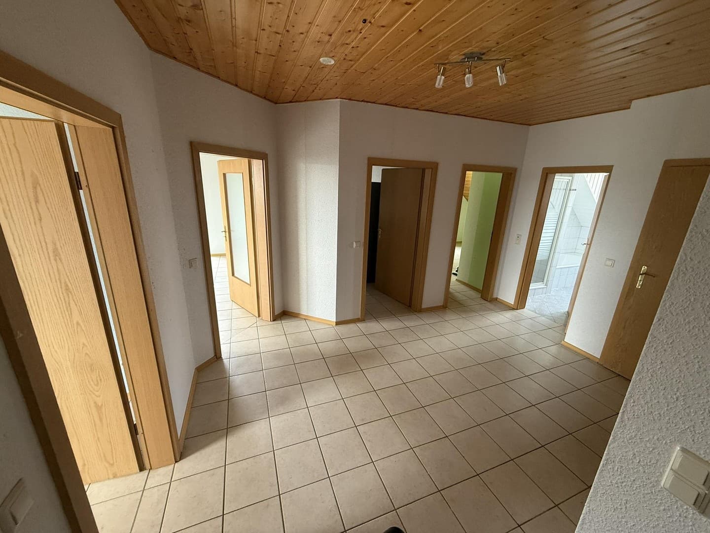 Helle & Großzügige 4- Z. Dach-Maisonette Wohnung in Freimersheim