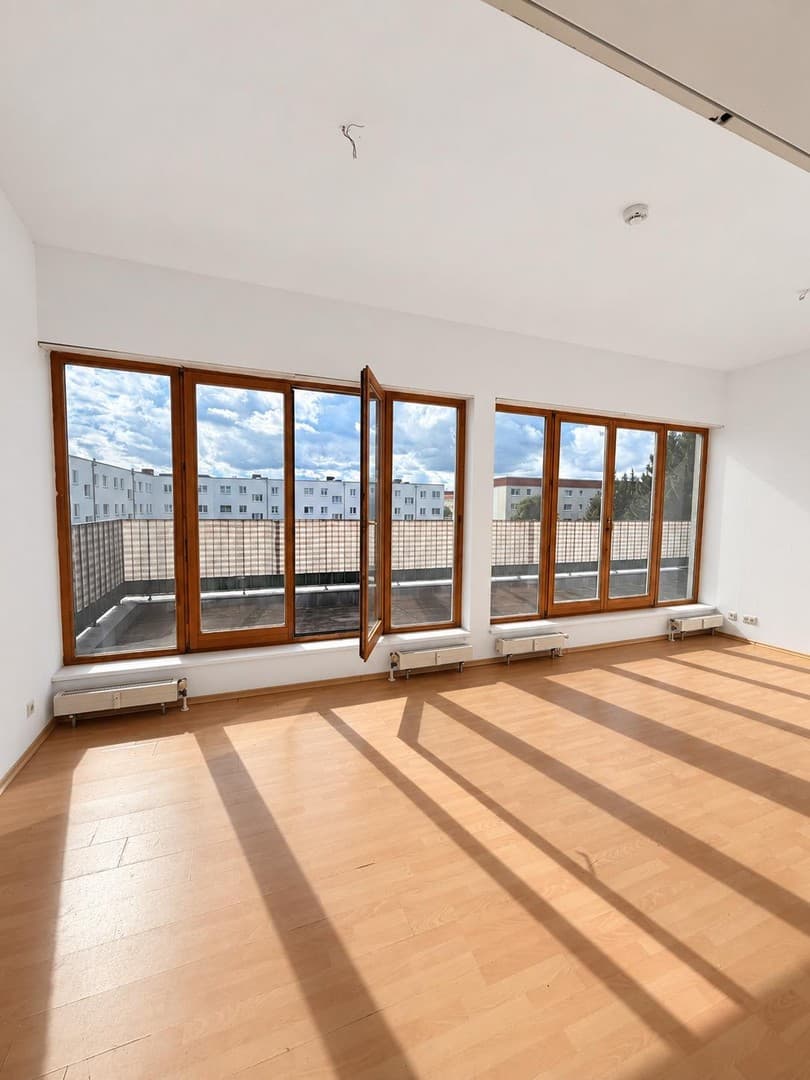 Dachgeschoss mit rund 28 m² Terrasse über die ganze Breite, 3 Zimmer, wenige Minuten zum Bahnhof