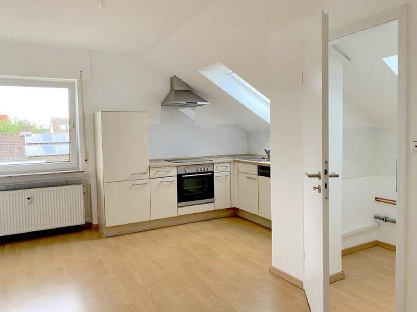 Ruhige und gepflegte DG-Wohnung mit EBK, fußläufig zur S-Bahn