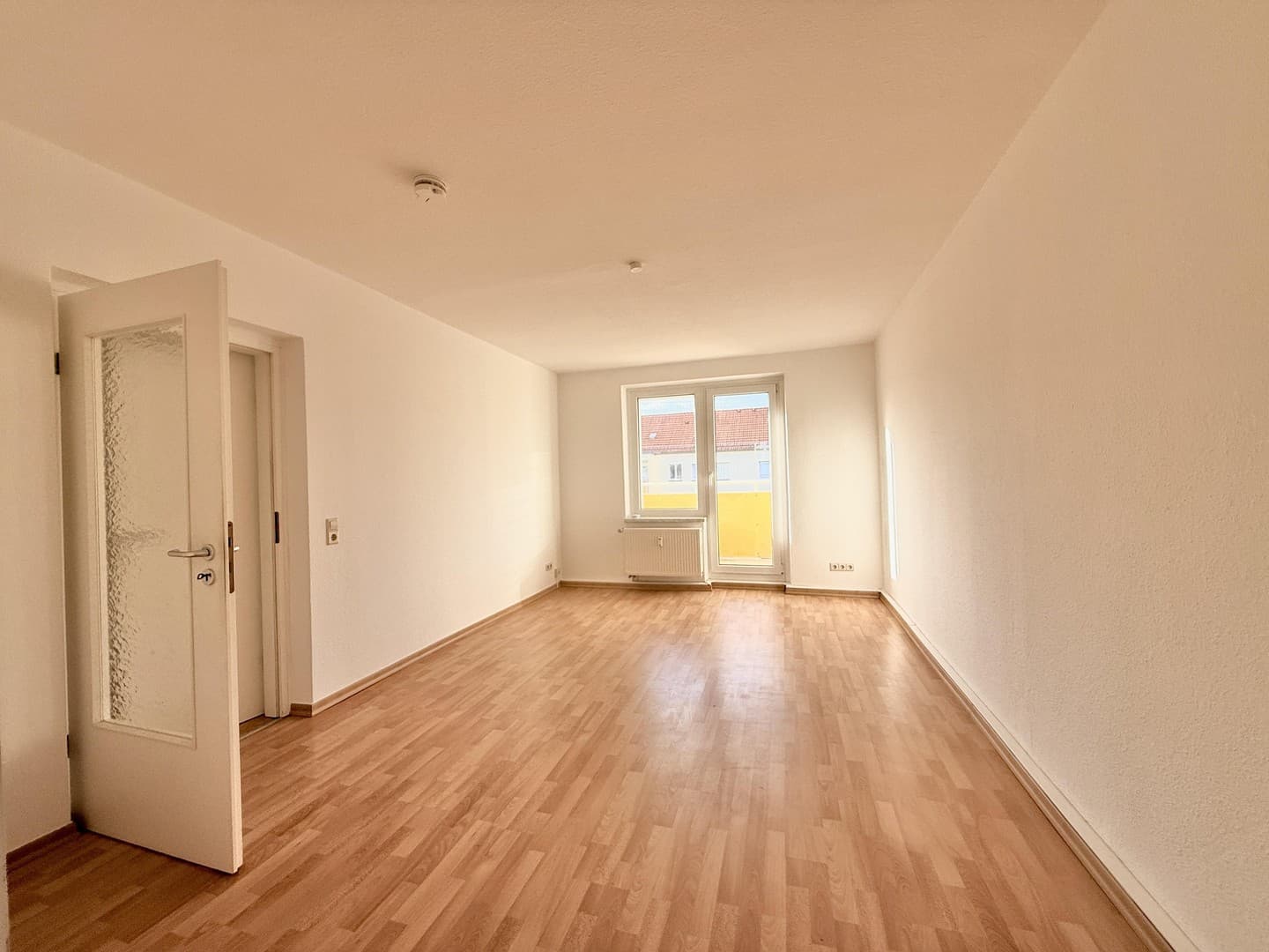 Helle 2-Raum-Wohnung mit Balkon und Blick auf die Elbhänge