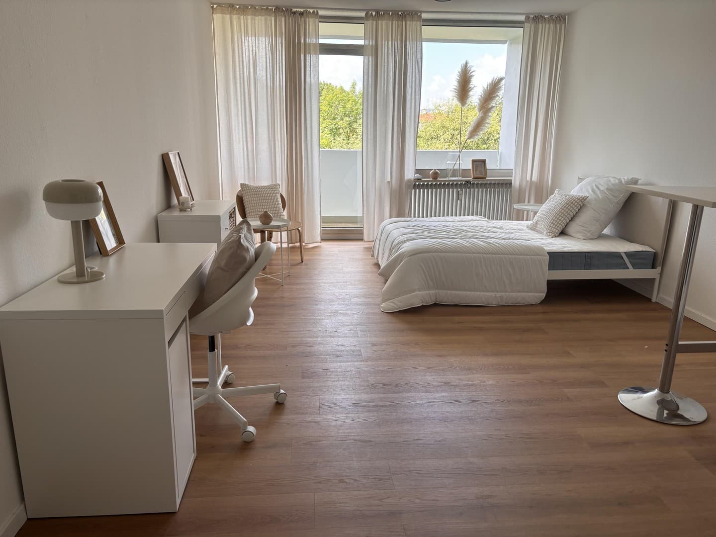 Möblierte 1-Zimmer-Wohnung mit großem Balkon und Blick ins Grüne in Liederbach