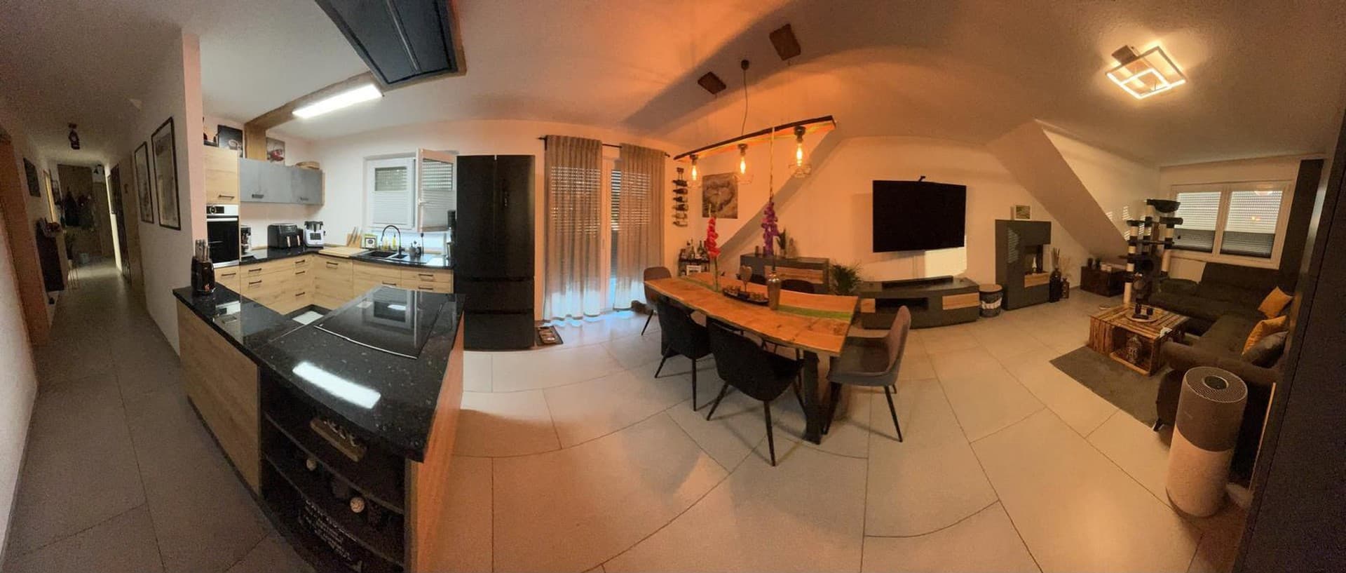 wunderschön geschnittene, lichtdurchflutete 3 Zi. DG- Wohnung