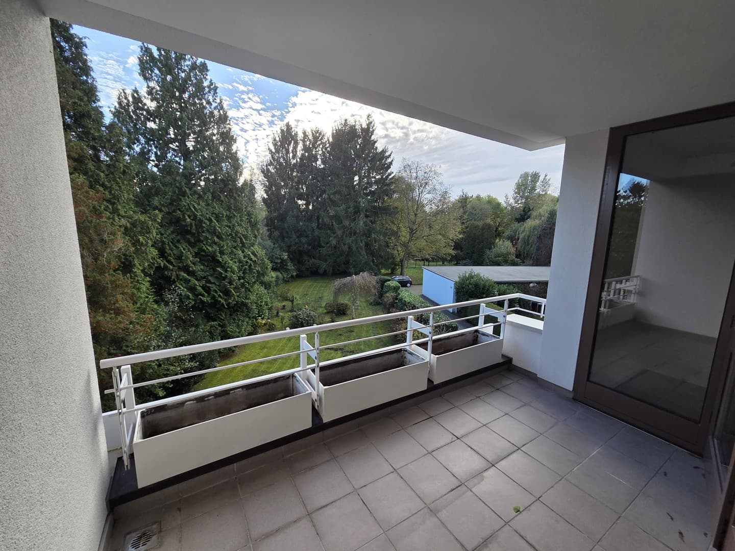 Helle 2-Zimmer-Wohnung mit Loggia, Gartenanteil und Garage | Düsseldorf-Unterbach