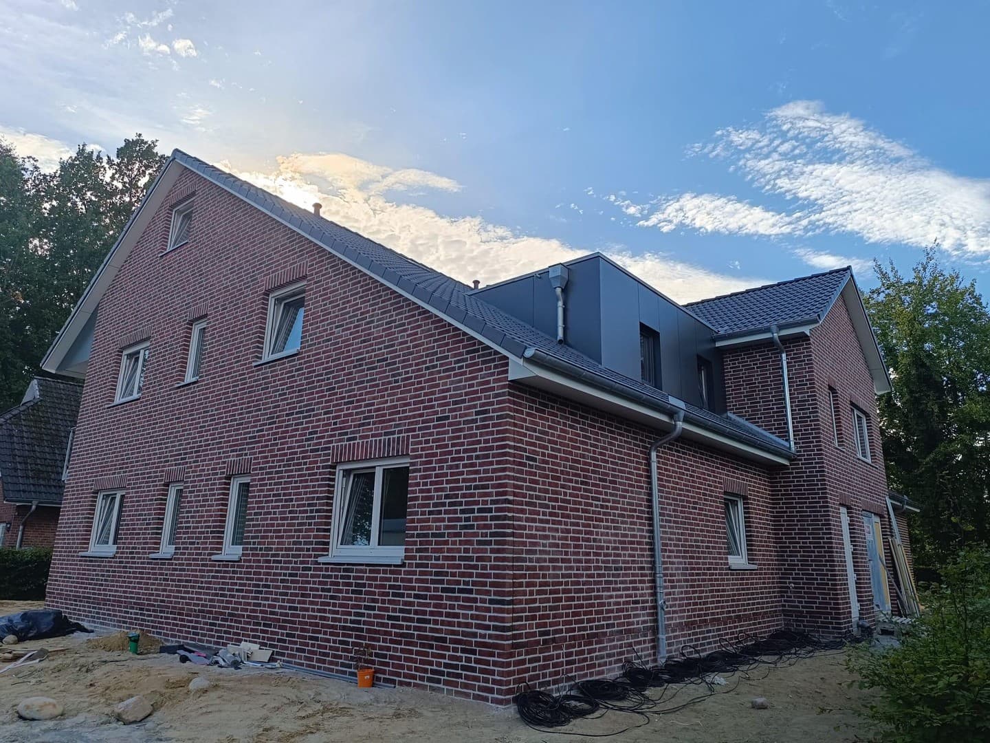 Erstbezug: Ruhige 5-Zimmer-Wohnung mit 2 Bädern & Süd-Balkon – ideal für Familien & Hamburg-Pendler
