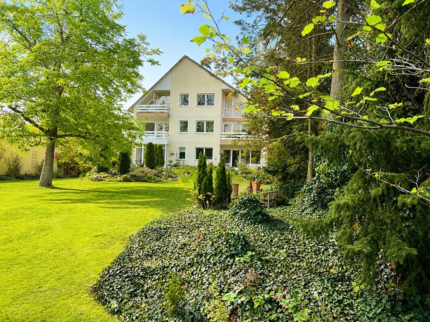 Hochwertig sanierte Wohnung mit Südwestbalkon und Traumgartenblick