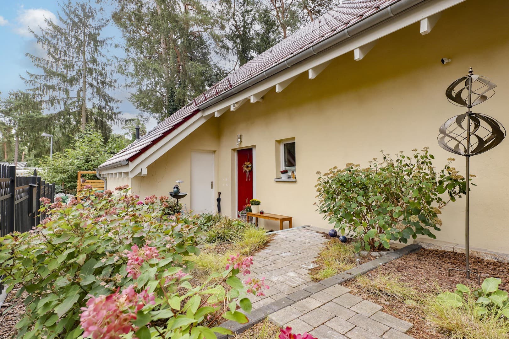 Freistehendes Einfamilienhaus in ökologischer Holzständerbauweise mit naturnahem Grundstück