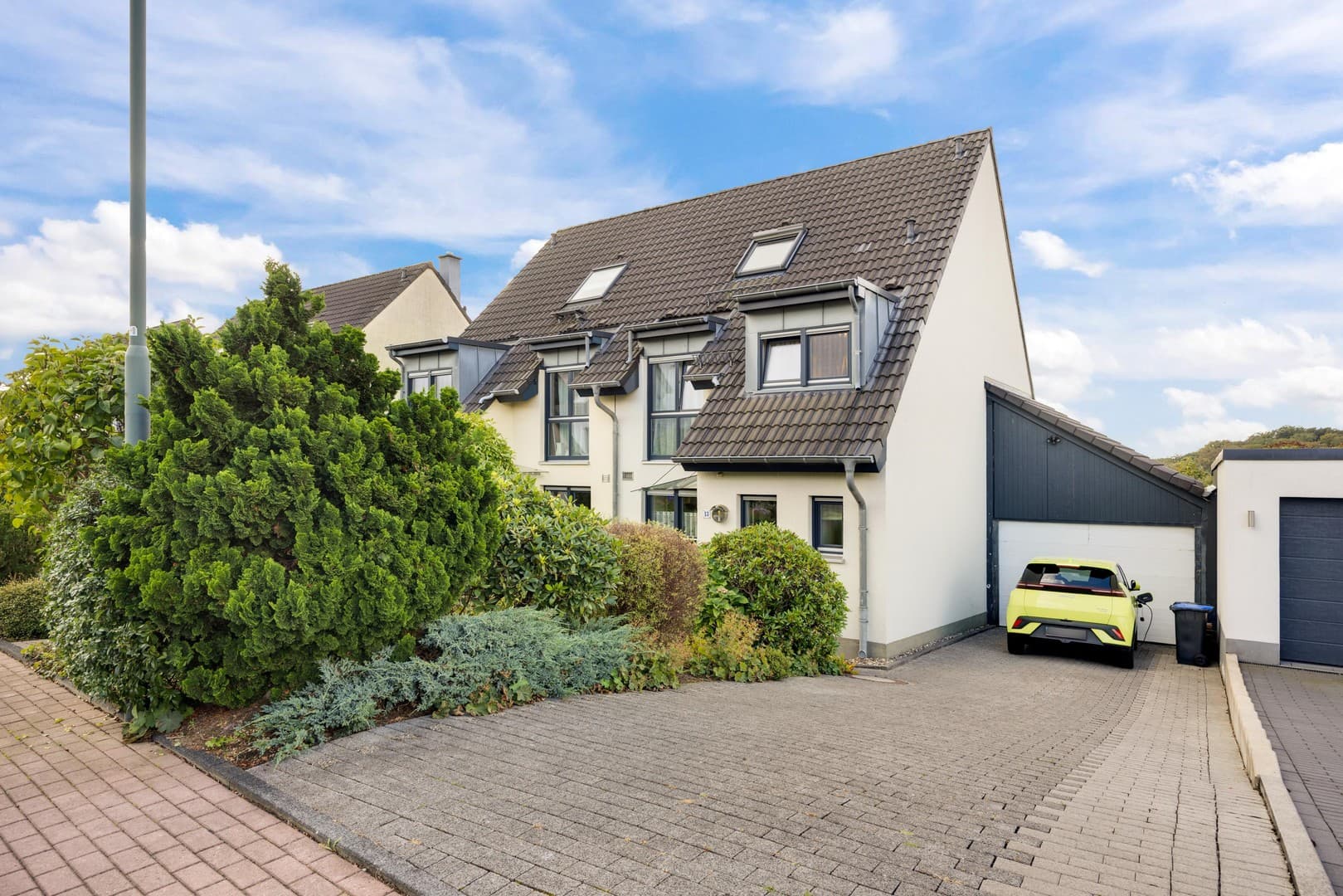 Doppelhaushälfte mit PV-Anlage, Garten, großer Garage und Klimaanlage im Dachgeschoss