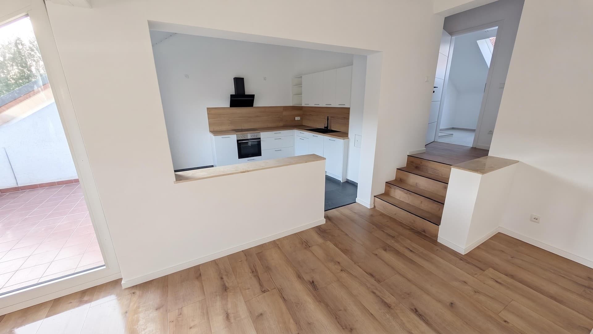 Naturnähe und Modern. Neu sanierte 2-Zimmer-Wohnung mit Balkon, TG-Stellplatz & Einbauküche