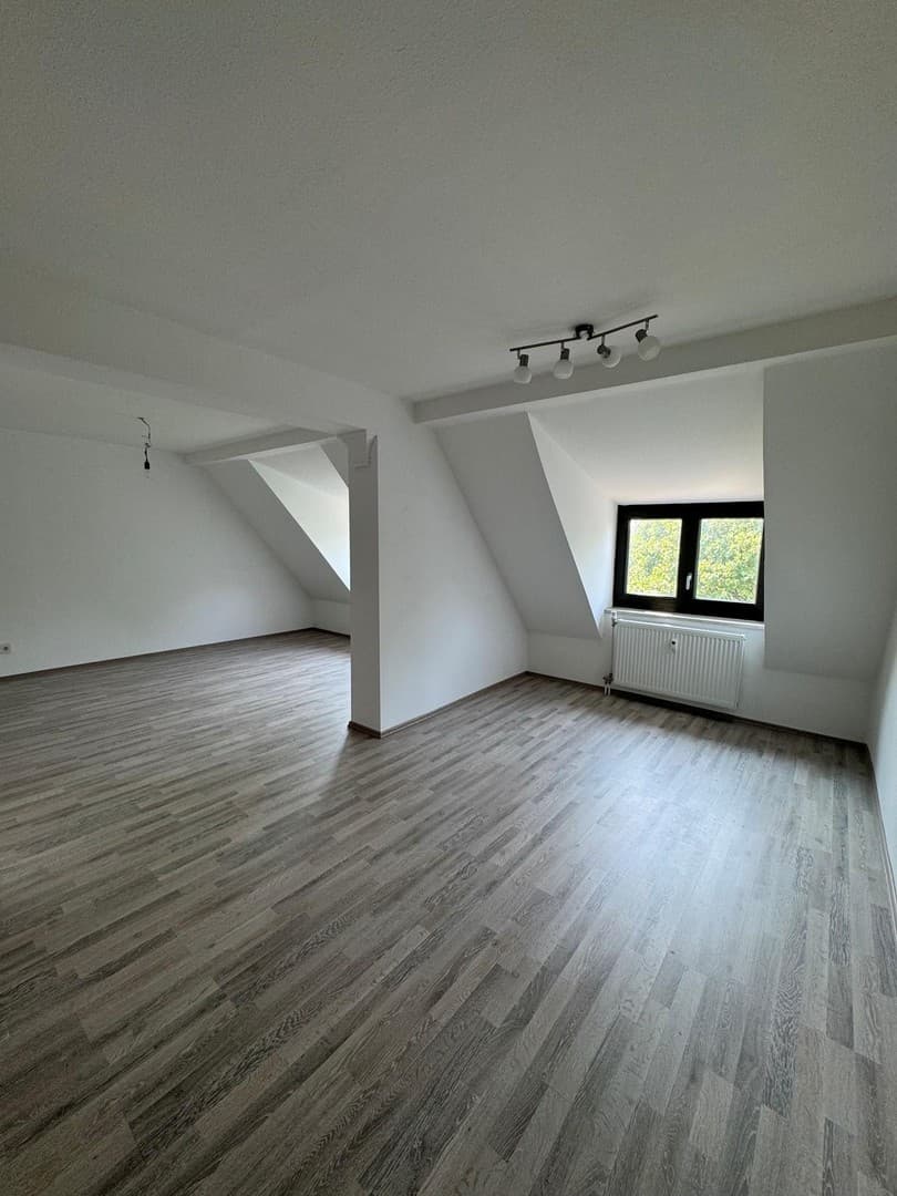 harmante Dachgeschosswohnung im 2. Obergeschoss– großzügiges Wohnen im beliebten Stadtosten
