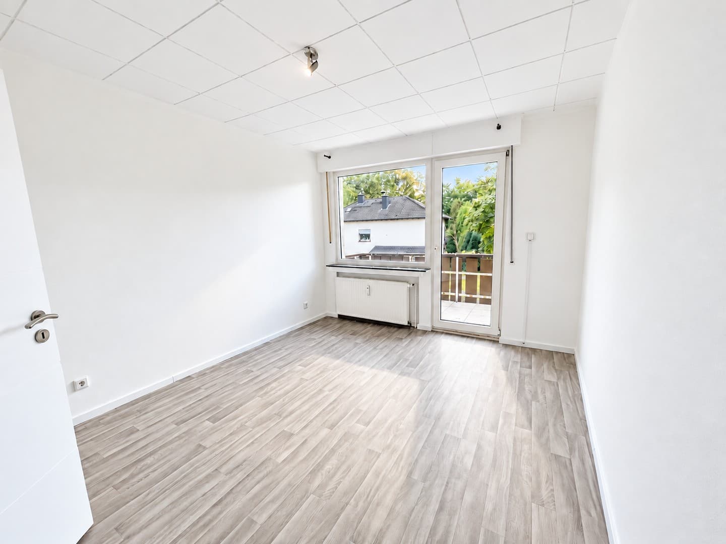 Selbst einziehen oder Kapitalanlage mit Vermietungsgarantie - Moderne Wohnung mit Balkon und Garage