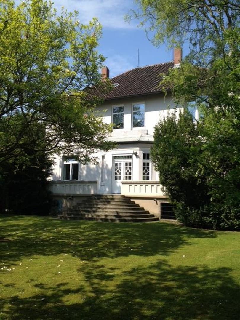 Besondere Altbau-Wohnung mit eigenem Garten-Teil