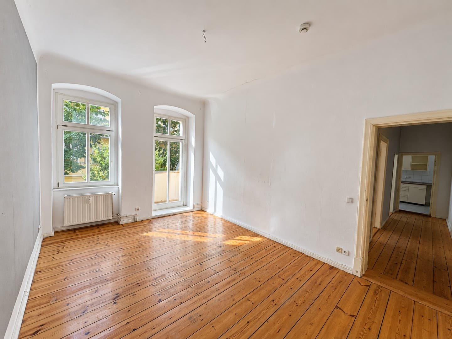 Helle Altbauwohnung mit Balkon – ruhig gelegen & gut angebunden